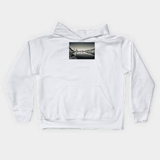 Matterhorn mirroring Swiss Alps bw / Swiss Artwork Photography Kids Hoodie